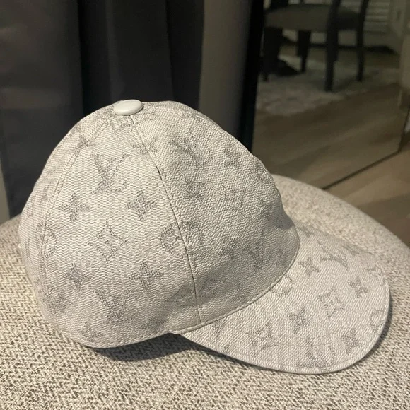 Louis Vuitton While and Gray leather Monogram Cap Size M
Authentic - Picture 3 of 7